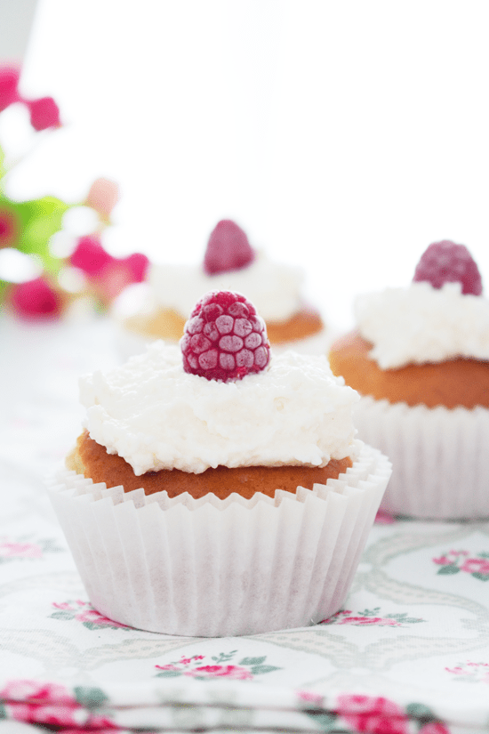La Dolce Gula - Raspberry and Coconut Cupcakes 4